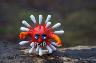 Yakın plan plastikten yapılmış bir virüs..