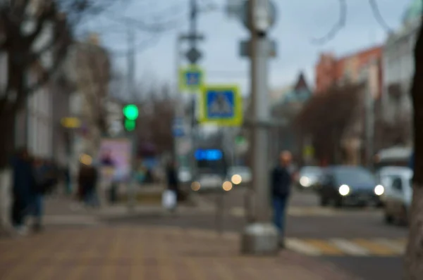 模糊的背景 人们沿着市中心的街道散步 城市的商业区 图库图片