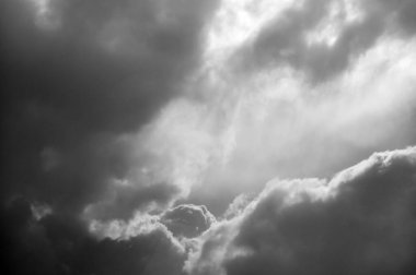 Gökyüzünde kara bir bulut. Bulutlu arazi.