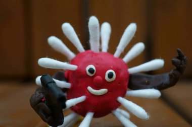 Oyuncak tabancalı virüs figürü..