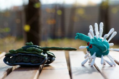 Virüsün kilden yapılmış hali. Oyuncak tankın yanında..