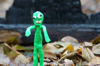 Plastikten yapılmış bir zombi heykeli..