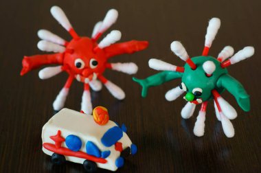 Oyuncak araba ambulansı ve masadaki virüsün şekli..