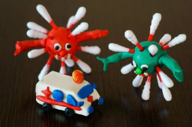 Oyuncak araba ambulansı ve masadaki virüsün şekli..