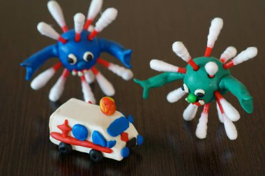 Oyuncak araba ambulansı ve masadaki virüsün şekli..