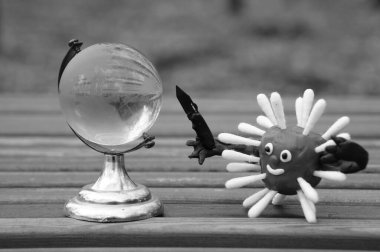 Virüsün kilden bir bıçakla oluşması küçük küreyi tehdit ediyordu..