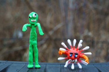 Plastikten yapılmış bir zombi heykeli..