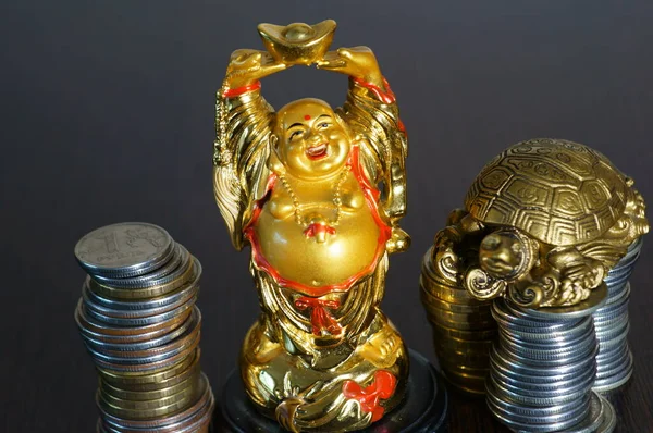 Figura Buda Dourado Mesa Próximo Ele Uma Pilha Moedas Uma — Fotografia de Stock