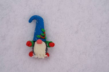 Kar zemininde plastikten yapılmış bir cüce figürü..