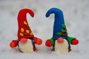 Beyaz karlı arka planda iki cüce.