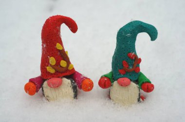 Beyaz karlı arka planda iki cüce.