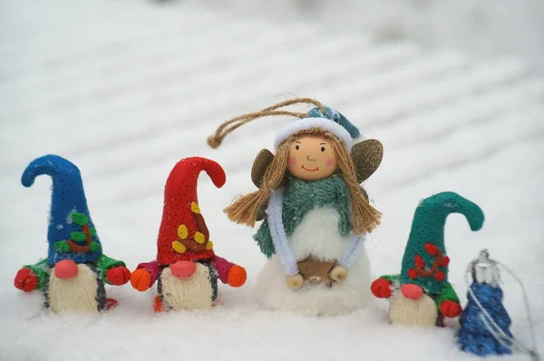 Trzy Postacie Karła Tle Białego Śniegu Blisko Anioła Zabawki Choinki — Zdjęcie stockowe