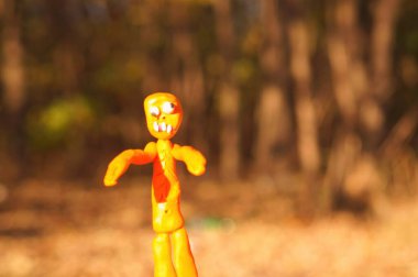 Turuncu zombi figürü. Yakın plan..