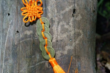 Yakın planda bir sürü Çin parası var..