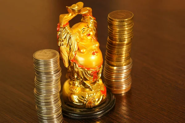 Figura Buda Dourado Mesa Lado Dele Está Uma Pilha Moedas — Fotografia de Stock