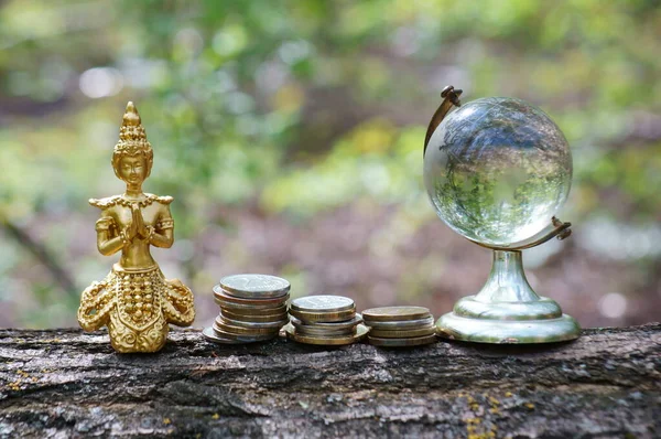 Uma Estátua Buda Moedas Pequeno Globo Vidro Close — Fotografia de Stock