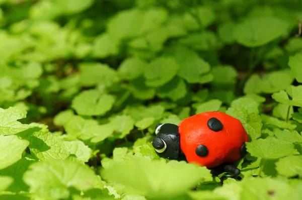 Een Figuur Van Een Lieveheersbeestje Het Groene Gras Een Symbool — Stockfoto