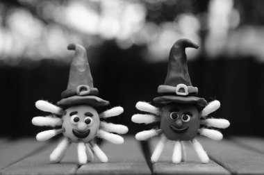 Şenlik şapkasında plasticinden yapılmış bir virüs figürü. Cadılar Bayramı konsepti. Yakın plan..