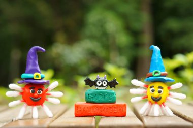 Şenlik şapkasındaki plastikten bir virüs figürü. Yazıtın yanında mutlu Cadılar Bayramı ve bir yarasa var. Cadılar Bayramı konsepti. Yakın plan..