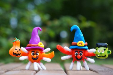 Şapkasında balkabağı olan bir virüs figürü. Cadılar Bayramı konsepti.