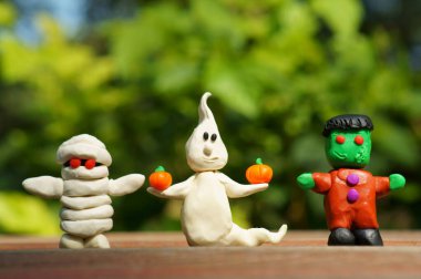 Bir mumya, bir hayalet ve yakın plan plastikten yapılmış Frankenstein. Canavar figürleri..