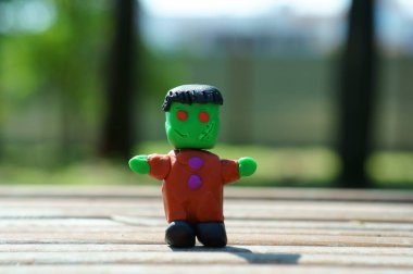 Plastikçiden komik Frankenstein. Canavar heykeli. Cadılar Bayramı.