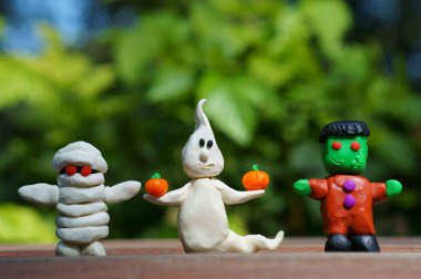 Bir mumya, bir hayalet ve yakın plan plastikten yapılmış Frankenstein. Canavar figürleri..