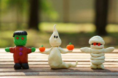 Bir mumya, bir hayalet ve yakın plan plastikten yapılmış Frankenstein. Canavar figürleri..