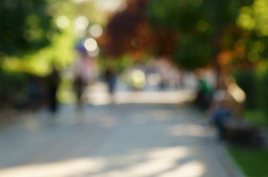 Bulanık arkaplan. Halk parkında insanlar dinleniyor..