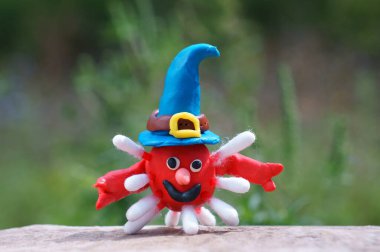 Şenlik şapkalı bir plastik virüs figürü. Cadılar Bayramı konsepti.