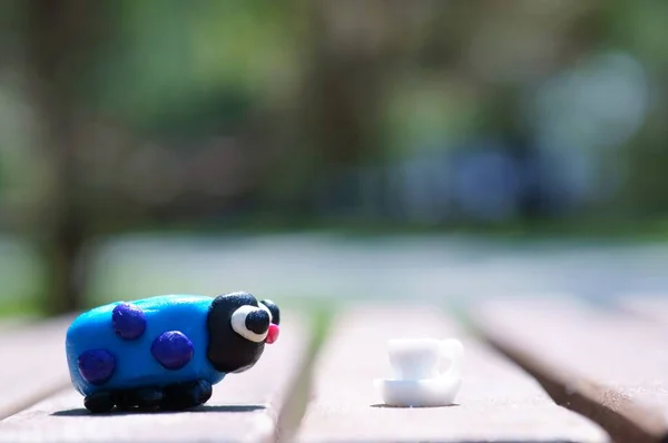 Uma Estatueta Uma Joaninha Feita Plasticina Com Uma Caneca Close — Fotografia de Stock