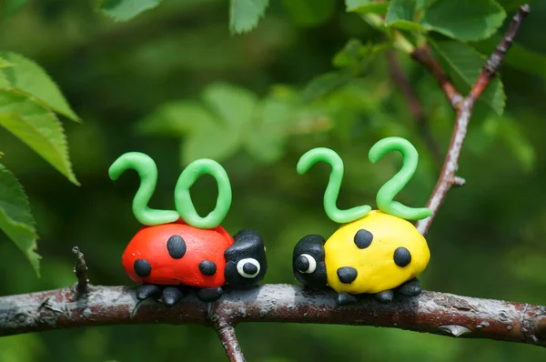 Фігурки Двох Сонечок Пластиліну Верхній Частині Календарна Дата 2022 — стокове фото