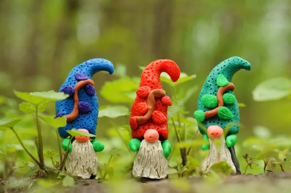 Figurinas Três Anãs Coloridas Feitas Plasticina — Fotografia de Stock
