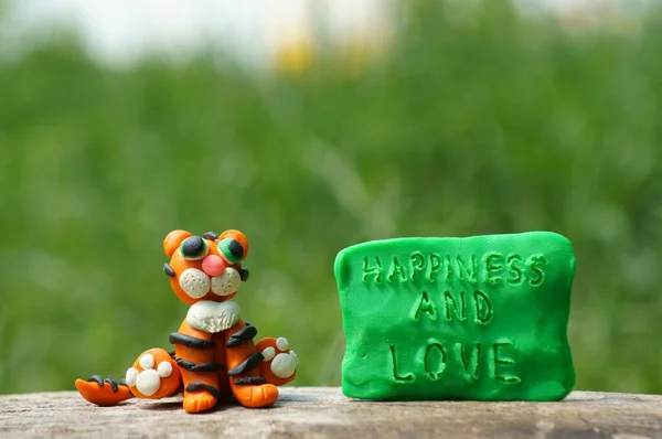 Іграшковий Тигр Пластиліну Крупним Планом Поруч Ним Написано Щастя Любов — стокове фото