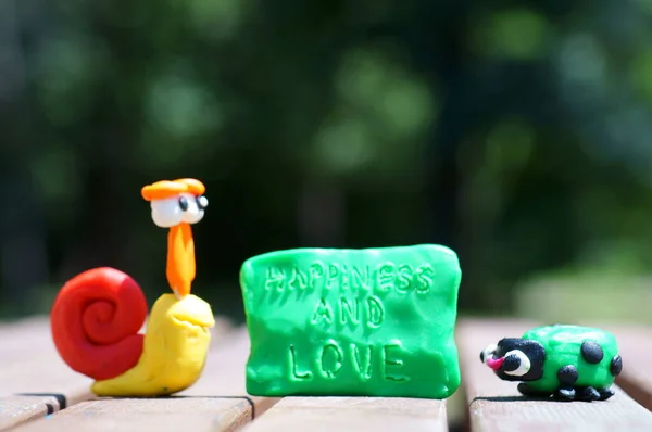 Oyuncak Salyangoz Uğur Böceği Yakın Plan Plastikten Yapılmış Yanında Mutluluk — Stok fotoğraf