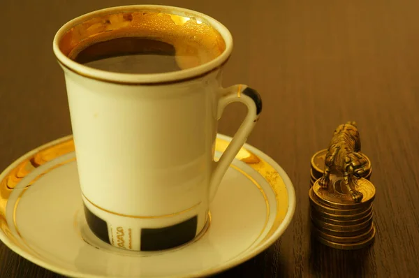 Una Taza Café Una Figura Tigre Mesa Cerca Imagen de stock