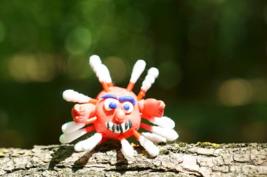 Plastikten yapılmış bir koronavirüsün yakın plan figürü. Oyuncak virüs..