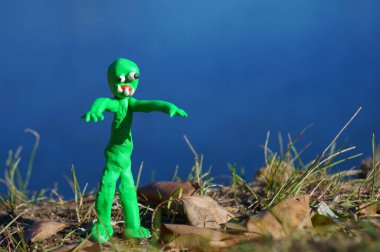 Plastikten yapılmış oyuncak bir zombi..