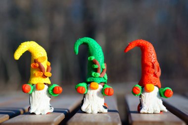 Parktaki bankta üç cüce figürü..