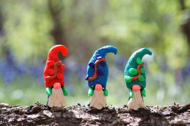Plastikten yapılmış üç renkli cücenin figürleri..