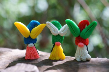 Renkli arka planda plasticinden kulakları olan Paskalya cüceleri..