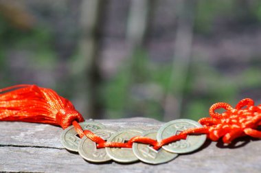 Yakın planda bir sürü Çin parası var..