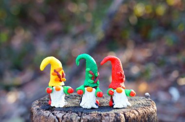 Ormandaki renkli cücelerin figürleri. Peri masalı karakteri.