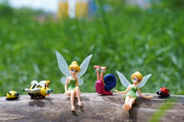 Salyangoz, uğur böceği, arı ve peri resmi. Bahar ve yazın sembolü..