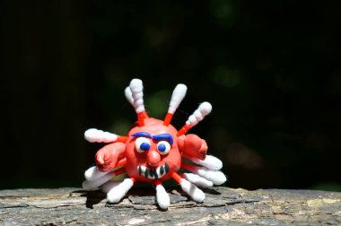 Plastikten yapılmış bir koronavirüsün yakın plan figürü. Oyuncak virüs..