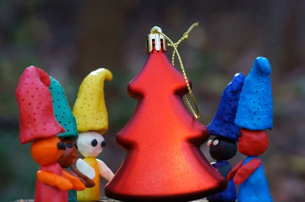 Figuren Von Bunten Zwergen Mit Einem Spielzeug Weihnachtsbaum — Stockfoto