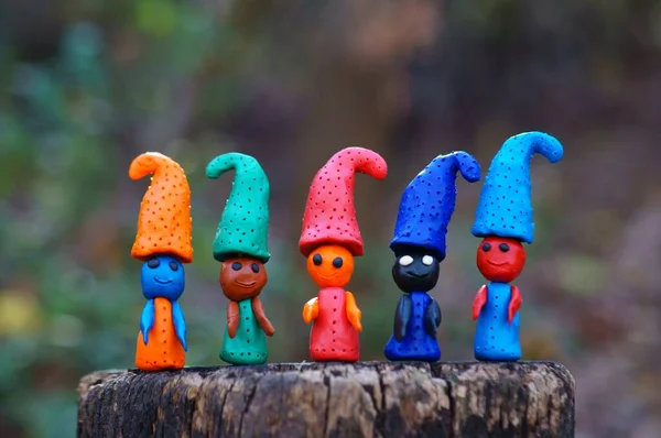 Figuras Gnomos Multicoloridos Fundo Colorido — Fotografia de Stock
