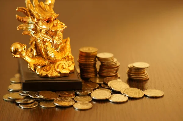 Estátua Dragão Sobre Fundo Dourado Lado Dele Uma Pilha Moedas — Fotografia de Stock