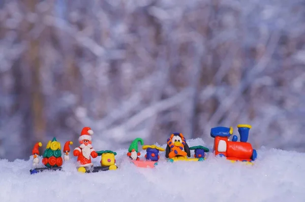 Hračkový Vlak Pohádkovými Postavami Dárky Zimním Lese Skřet Santa Claus — Stock fotografie