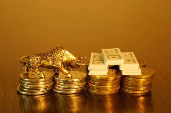 Touro Metal Com Moedas Close Sobre Mesa Junto Aos Pacotes — Fotografia de Stock